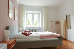 因戈尔施塔特FAWAY Charmante Atmosphäre - Parken - Netflix的一间卧室配有一张带窗户的床