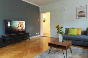 因戈尔施塔特FAWAY Charmante Atmosphäre - Parken - Netflix的客厅配有蓝色的沙发和电视