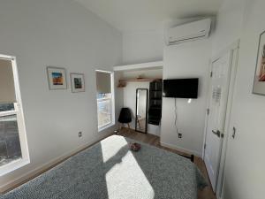 西雅图Private room in west Seattle Cartagena inspired的客厅设有白色的墙壁和电视。