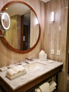 蒙特雷The Westin Monterrey Valle的一间带水槽和大镜子的浴室