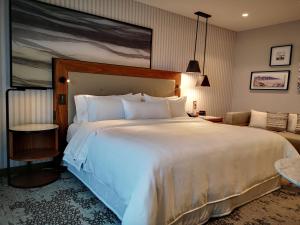 蒙特雷The Westin Monterrey Valle的卧室配有一张白色的大床和一张沙发。