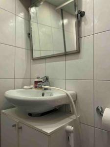 布罗斯Independent apartment in Borås的浴室设有白色水槽和镜子