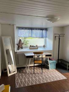 布罗斯Independent apartment in Borås的一间设有桌子和窗户的客房
