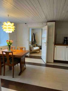 布罗斯Independent apartment in Borås的厨房以及带桌椅的用餐室。