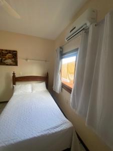 莫罗圣保罗Casa Gaúcho的一间小卧室,配有一张带窗户的床