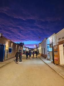 圣佩德罗·德·阿塔卡马Maktub Lodge - San Pedro de Atacama的一群人晚上在街上走