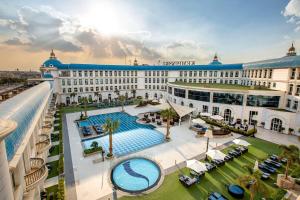 开罗开罗凯宾斯基御美心皇宫酒店的享有带游泳池的大型建筑的顶部景色