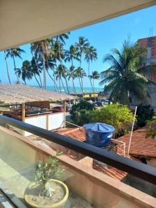 马拉戈日Cocco Pousada的阳台享有海滩美景。