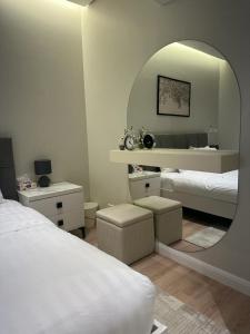 Madīnat Yanbu‘ aş Şinā‘īyahأكوا فيلا Aqua Villa的白色的客房配有两张床和镜子