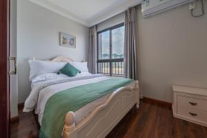 重庆重庆悦客酒店的一间卧室设有一张床和一个大窗户