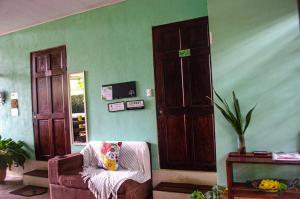 奎波斯城The Jungle Container的客厅配有椅子和绿色墙壁