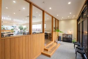 伊势市Yawarano-yu MARUYA For women only的一个带木墙的大堂和用餐室