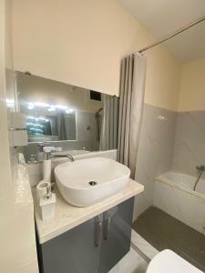 达喀尔Appartement Luxe idéalement situé à Dakar的浴室配有白色水槽和卫生间。