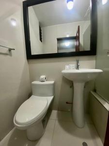 齐克拉约Hotel Plaza Teatro的一间带卫生间、水槽和镜子的浴室