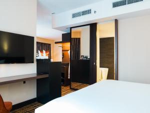 吉隆坡登星居酒店的配有一张床和一台平面电视的酒店客房