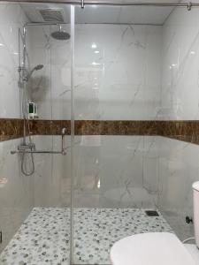 河仙都洪2号酒店的浴室里设有玻璃门淋浴