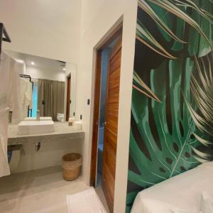 卢纳将军城Bahandi Hotel的一间带大水槽和大镜子的浴室