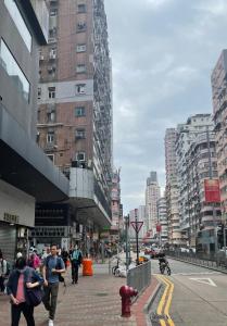 香港中信宾馆的人走在拥有高楼城市街道上