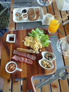 象岛雷兹共和酒店的一张木桌,上面放着一盘食物