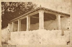 KoumeikaElina's house的一张带有柱子的建筑物的旧照片