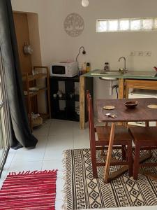 莫罗尼Le Dhow的厨房配有木桌和桌椅