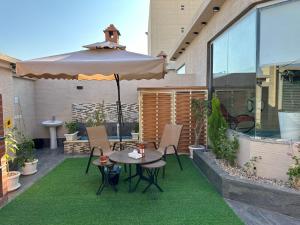 奈季兰فندق وفلل مون تري的庭院配有遮阳伞和桌椅。
