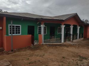 SunyaniKingee Lodge的绿色和橙色的房子