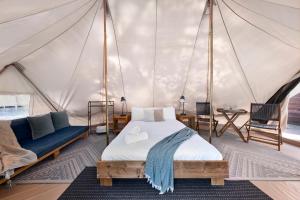 斯卡曼德斯卡曼德假日公园露营地的帐篷内一间卧室,配有一张床