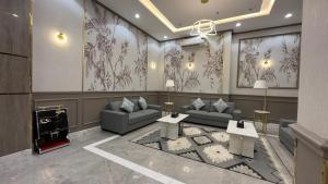 Al Namasقمم بارك النماص Qimam Park Hotel 6的带沙发和壁炉的客厅