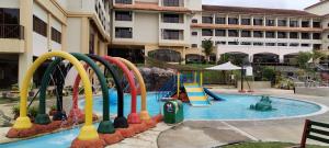 马六甲阿姆斯顿遗产度假村的一座带游乐场的游泳池
