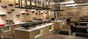 马六甲阿姆斯顿遗产度假村的餐厅设有带桌椅的大厨房