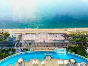 芽庄JK.Boutique Oceanfront Panorama Residence的享有海滩和游泳池的空中景致
