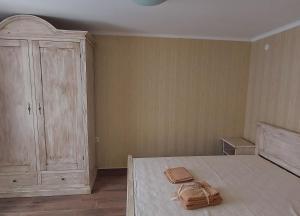 德里亚诺沃Самостоятелна Вила в Хаджи Марковата къща за гости в Дряново的一间卧室配有一张床,上面有两条毛巾