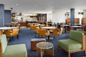 萨利纳斯萨利纳斯蒙特利万豪万怡酒店的一间带桌椅的餐厅和一间自助餐厅