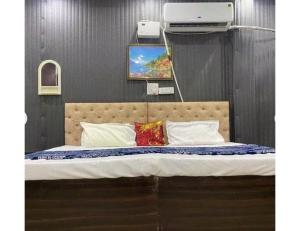 占西Hotel Subh Ratri, Jhansi的一张带两个枕头的床