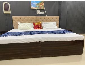占西Hotel Subh Ratri, Jhansi的一张大床,上面有两个枕头