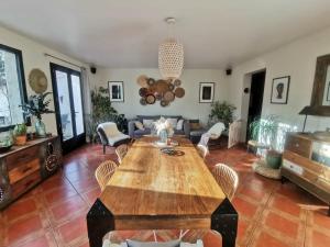 赛尼翁Villa La Ressourcerie a Saignon的客厅配有木桌和椅子