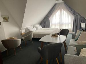 吕本Pension am Markt的酒店客房带一张床、一张桌子和椅子