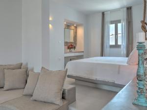 纳乌萨帕帕达克斯酒店的白色卧室配有床和沙发