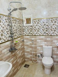 ShellalWanas Kato Guest House的一间带卫生间和水槽的浴室