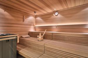 库洛特拉森Hotel Ettrich & Elbresort Rathen的一间设有木镶板墙和木制天花板的桑拿浴室