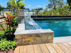勒唐蓬Charmant rez de jardin avec acces piscine的庭院中一个带喷泉的游泳池