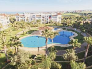 艾西拉Marina golf studio的享有度假村的空中景致,设有游泳池和棕榈树