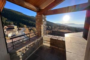 埃安CHALET DE LA COULEE - Chalet de grand standing avec spa offrant une vue sur la vallée的山景阳台。