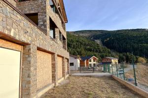 埃安CHALET DE LA COULEE - Chalet de grand standing avec spa offrant une vue sur la vallée的山景砖砌建筑