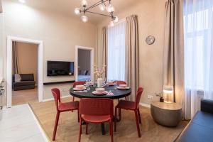 里加Dandelion Apartments Ģertrūdes的客厅设有餐桌和椅子