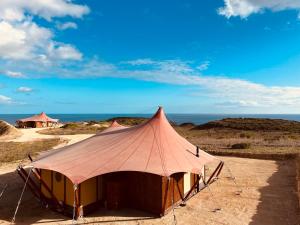 布尔高Quinta Aurora的沙漠中的帐篷,背靠大海