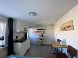 滨海卡特韦克De Meerval的客厅设有厨房和餐桌