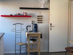 滨海卡特韦克De Meerval的一间设有门的房间和一张桌子及水壶