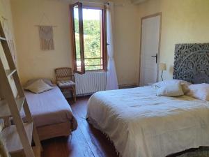 Anlhiac幸福之家酒店的一间卧室设有两张床和窗户。
